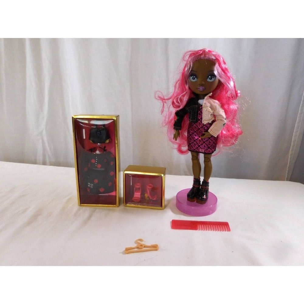 MGA Entertainment Rainbow High Series 3 Daria Roselyn Pink Hair Fashion Doll + A